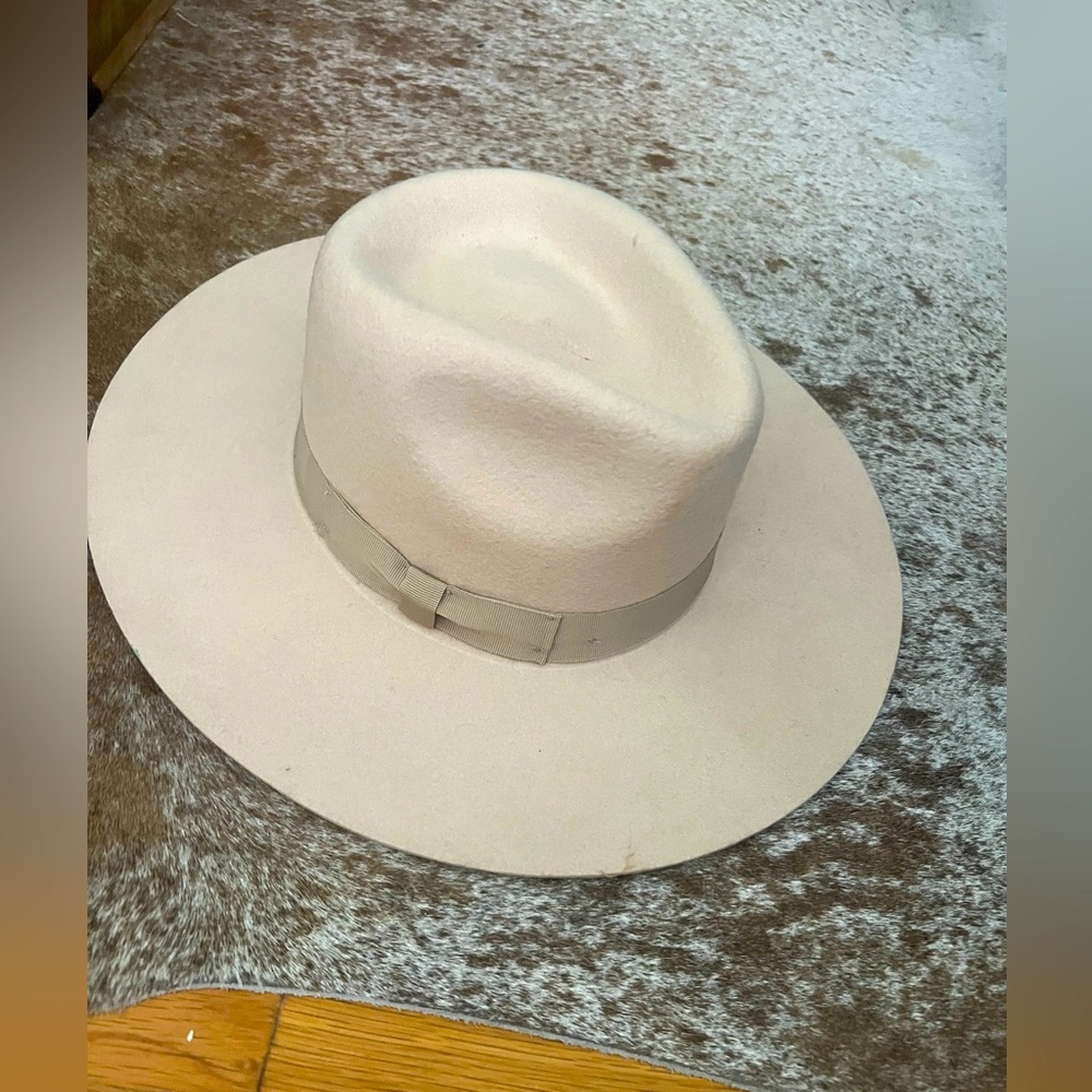 Cream hat. Size M/L